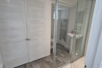 room for rent queen street cf37 1rw
