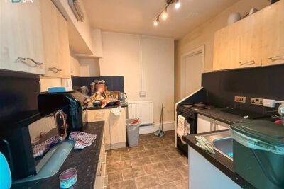 room for rent queen street cf37 1rw