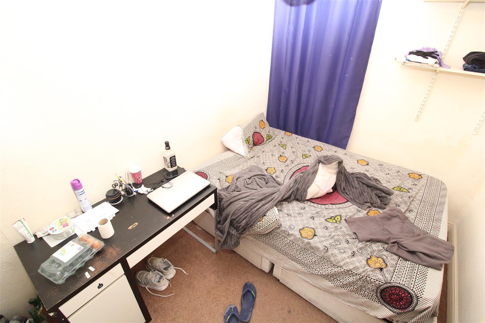 room for rent laura street