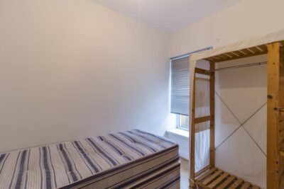 room for rent laura street