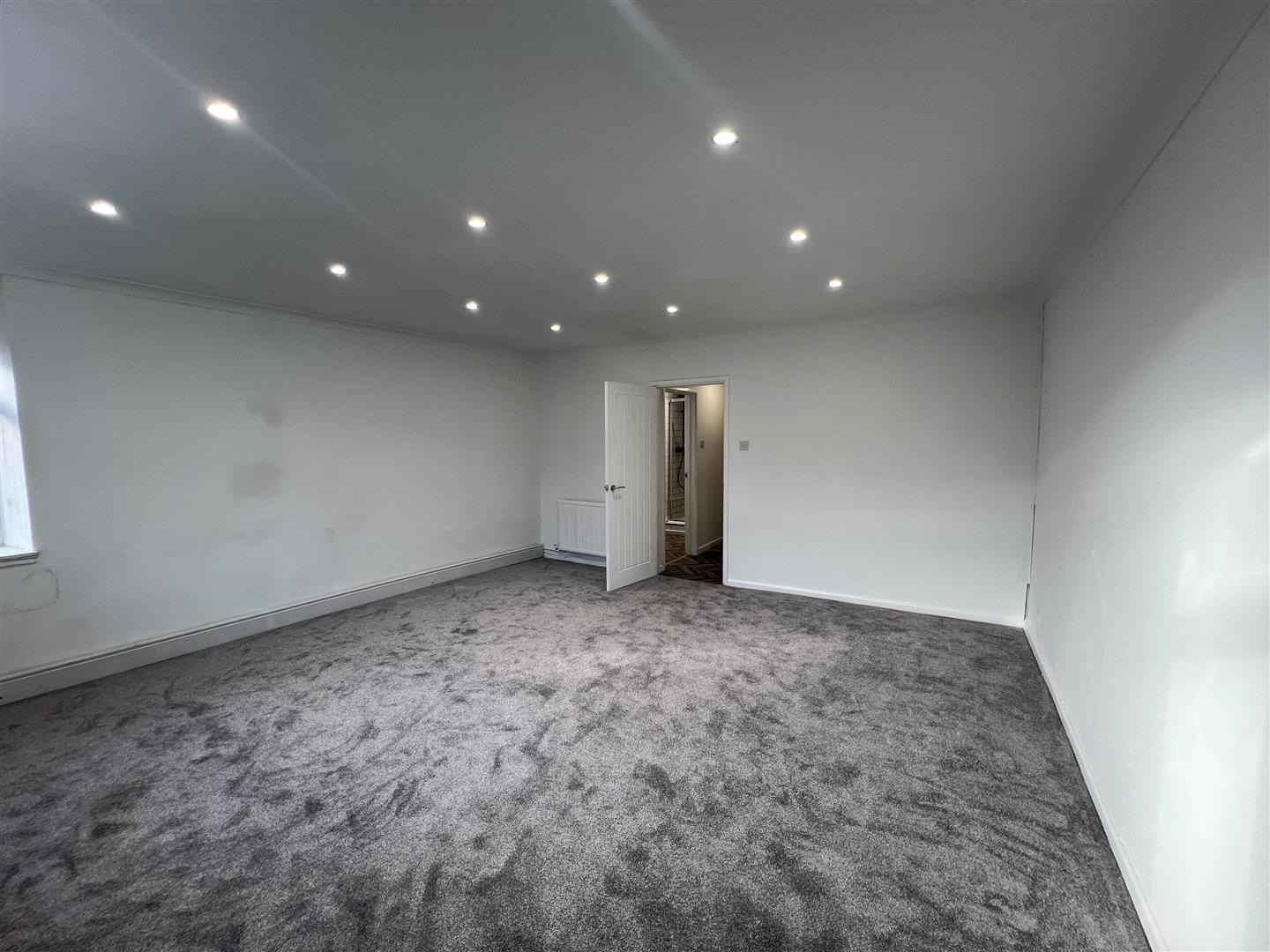 flat for rent ynyshir road