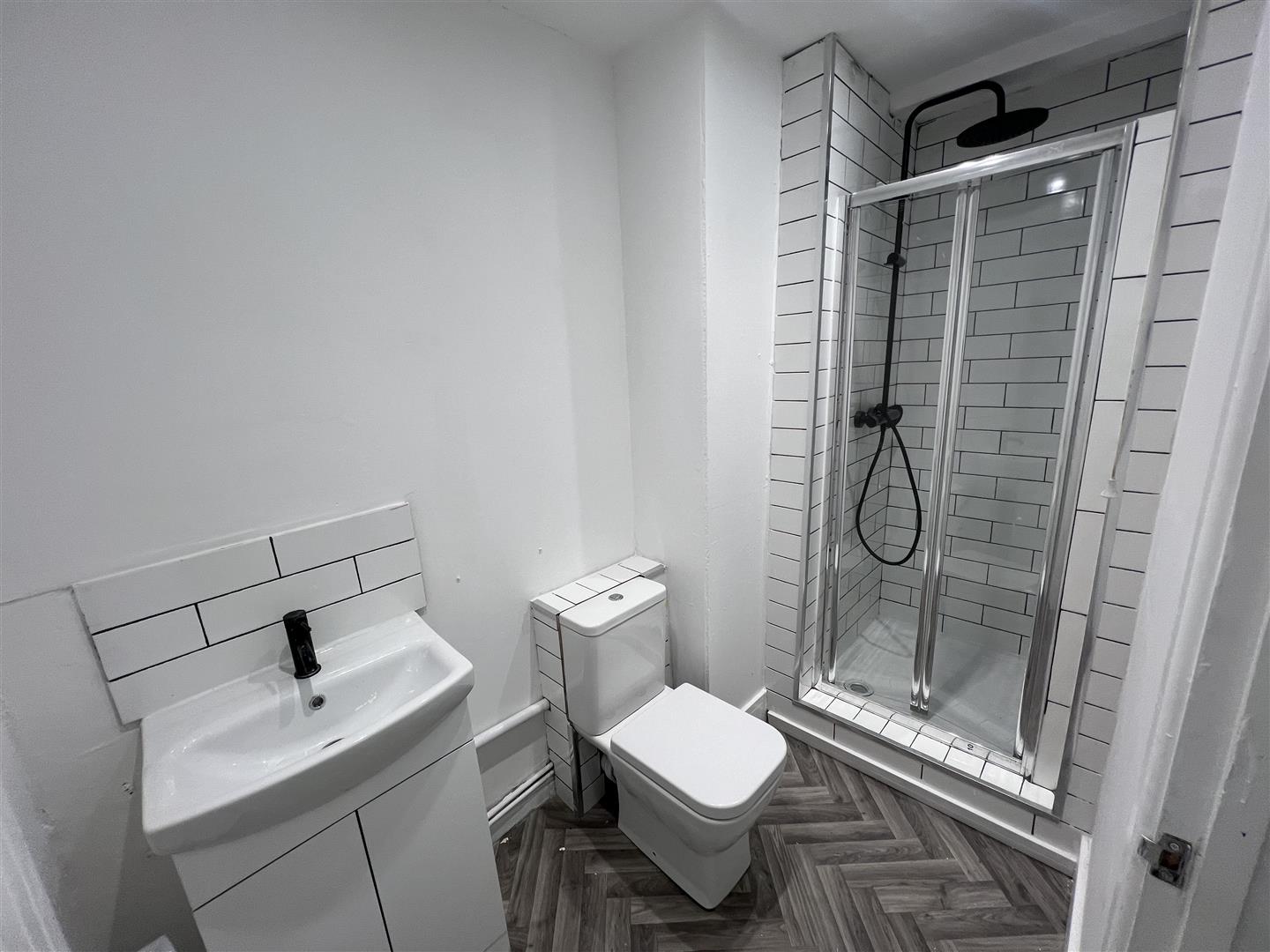 flat for rent ynyshir road