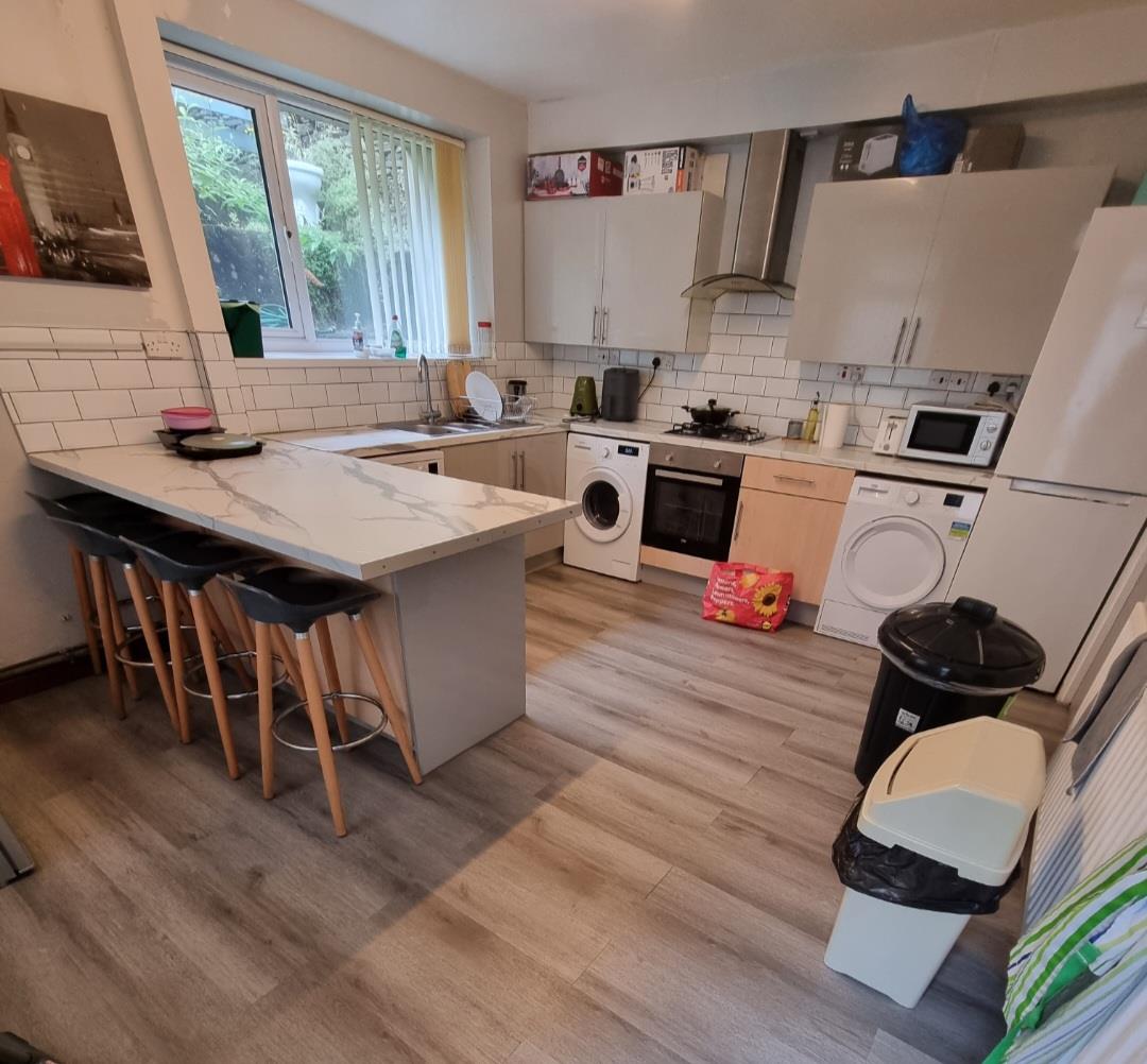 room for rent wood road treforest,