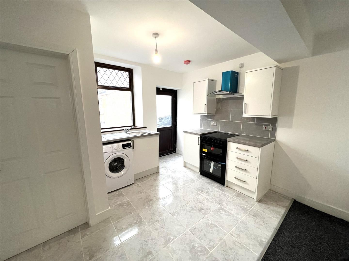 house - terraced for rent cross street