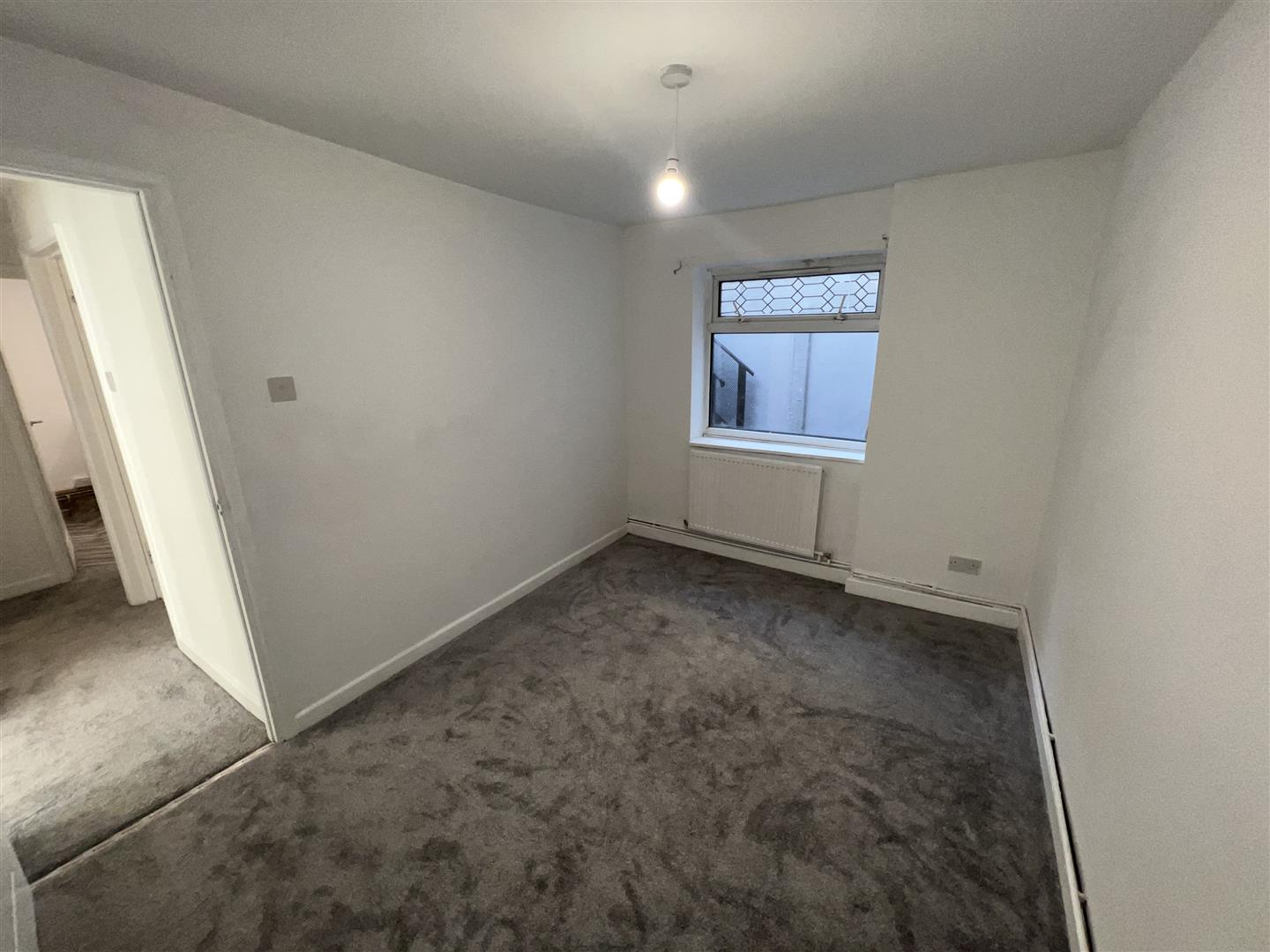 flat for rent ynyshir road