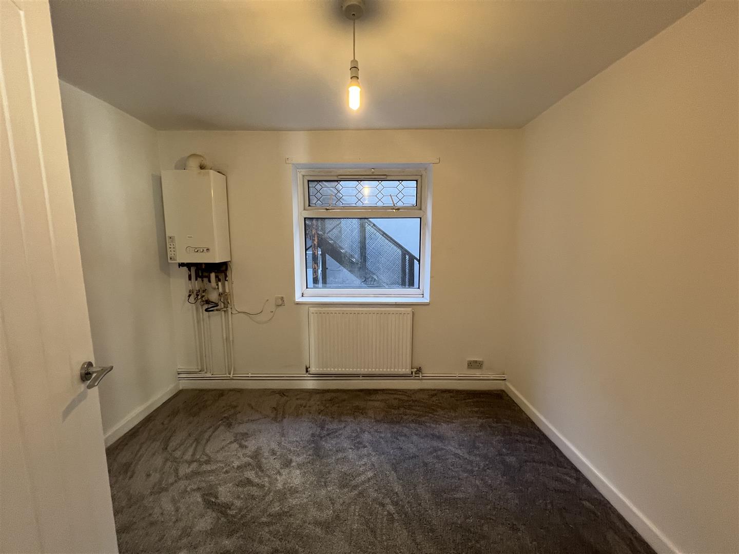 flat for rent ynyshir road