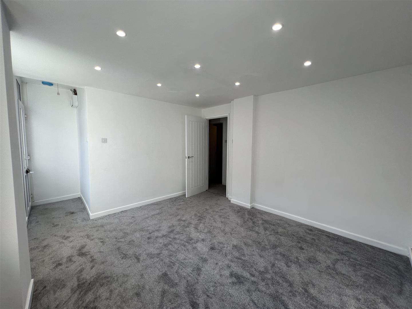 flat for rent ynyshir road
