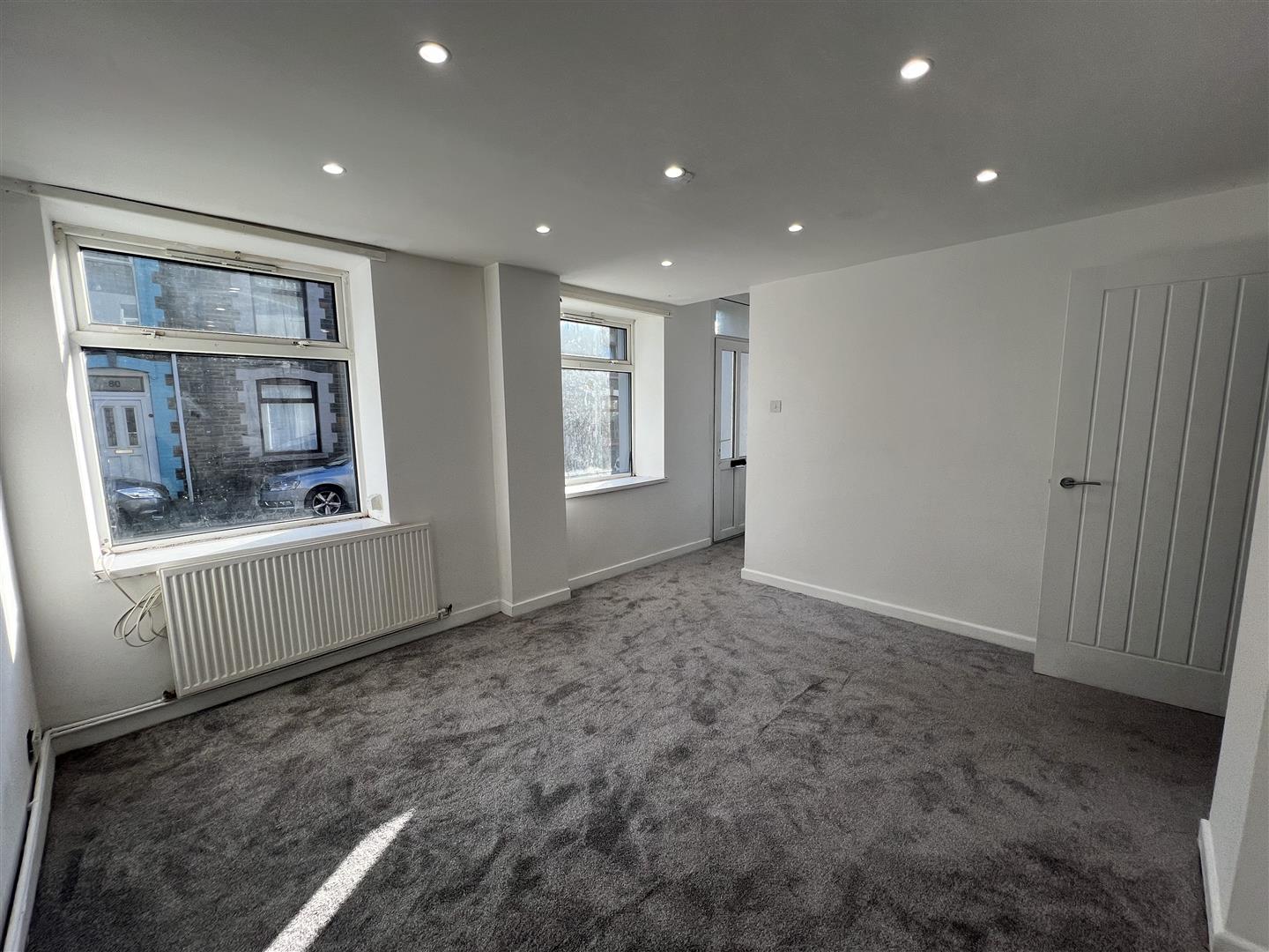flat for rent ynyshir road