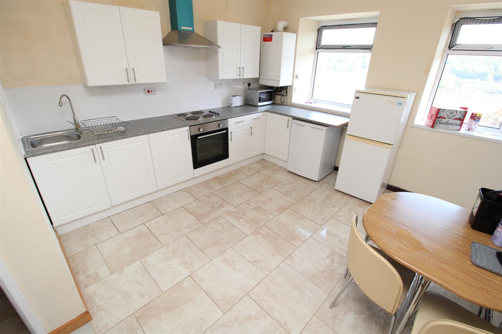 room for rent laura street - green room