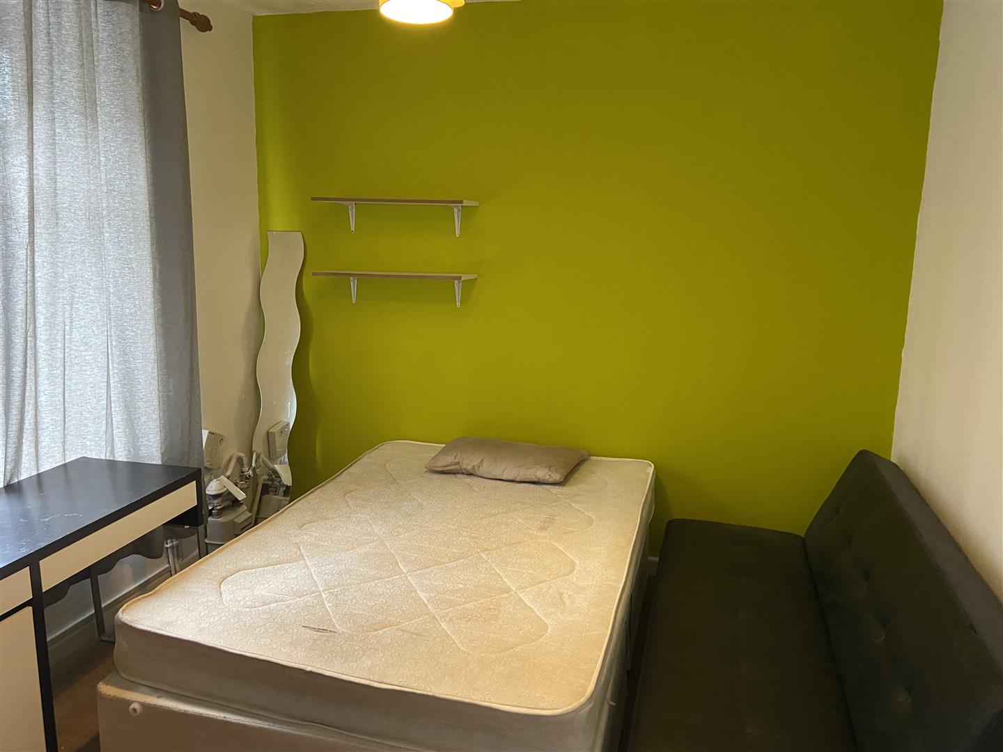 room for rent laura street - green room