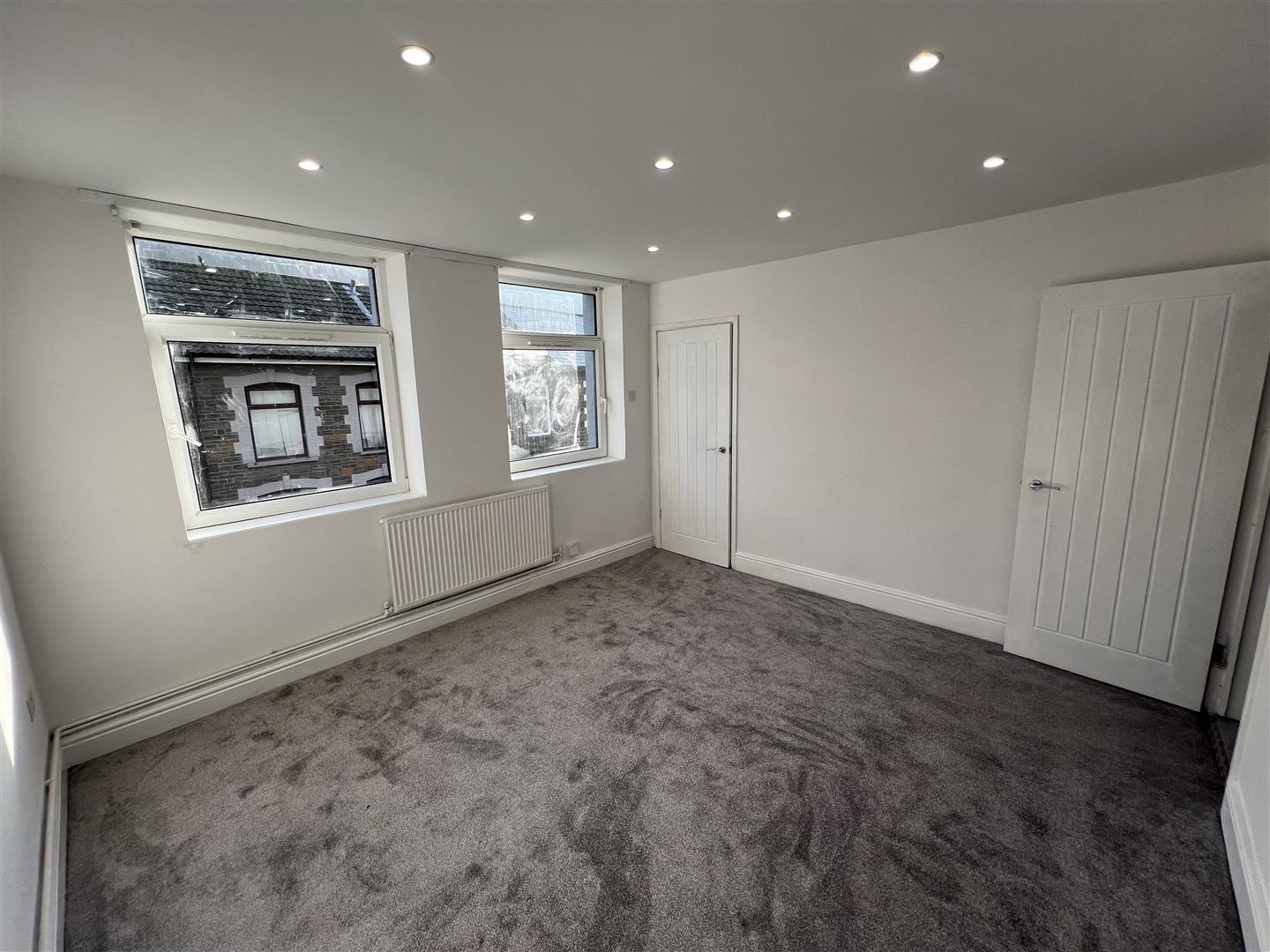 flat for rent ynyshir road