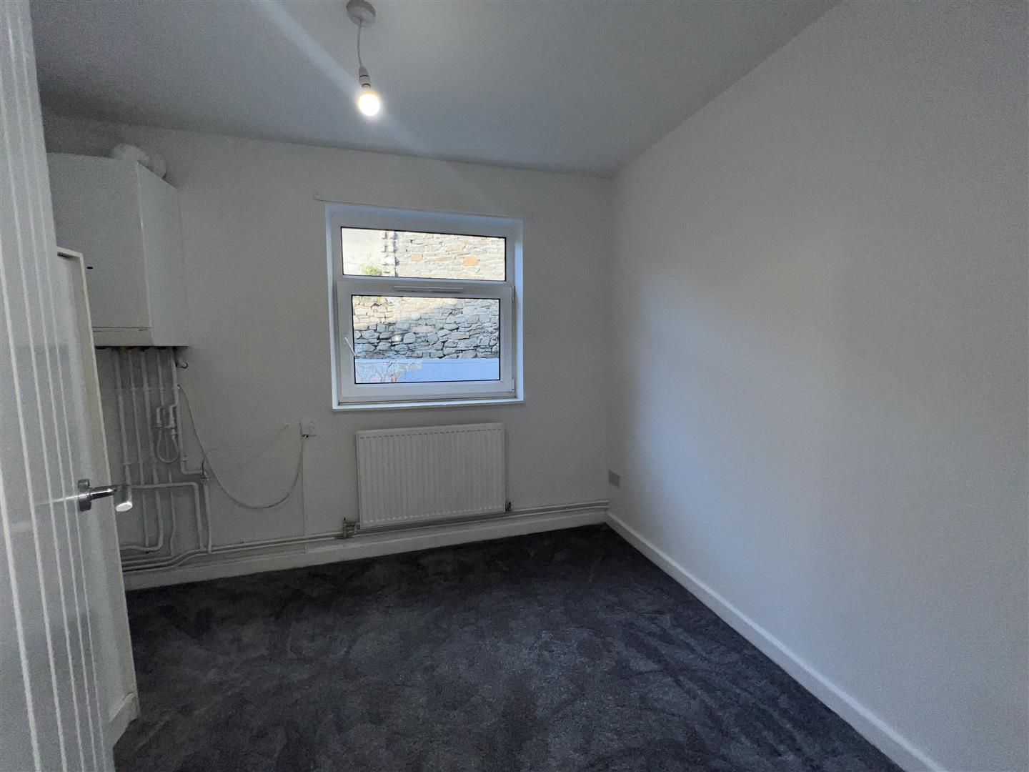 flat for rent ynyshir road