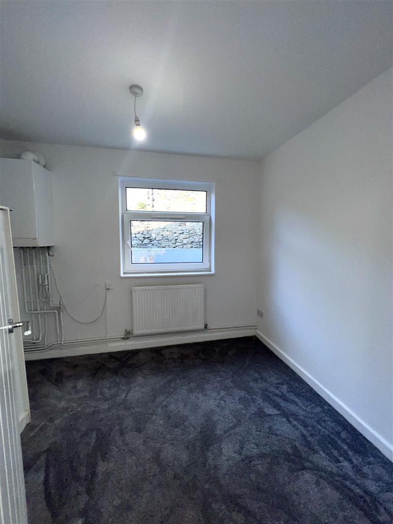 flat for rent ynyshir road