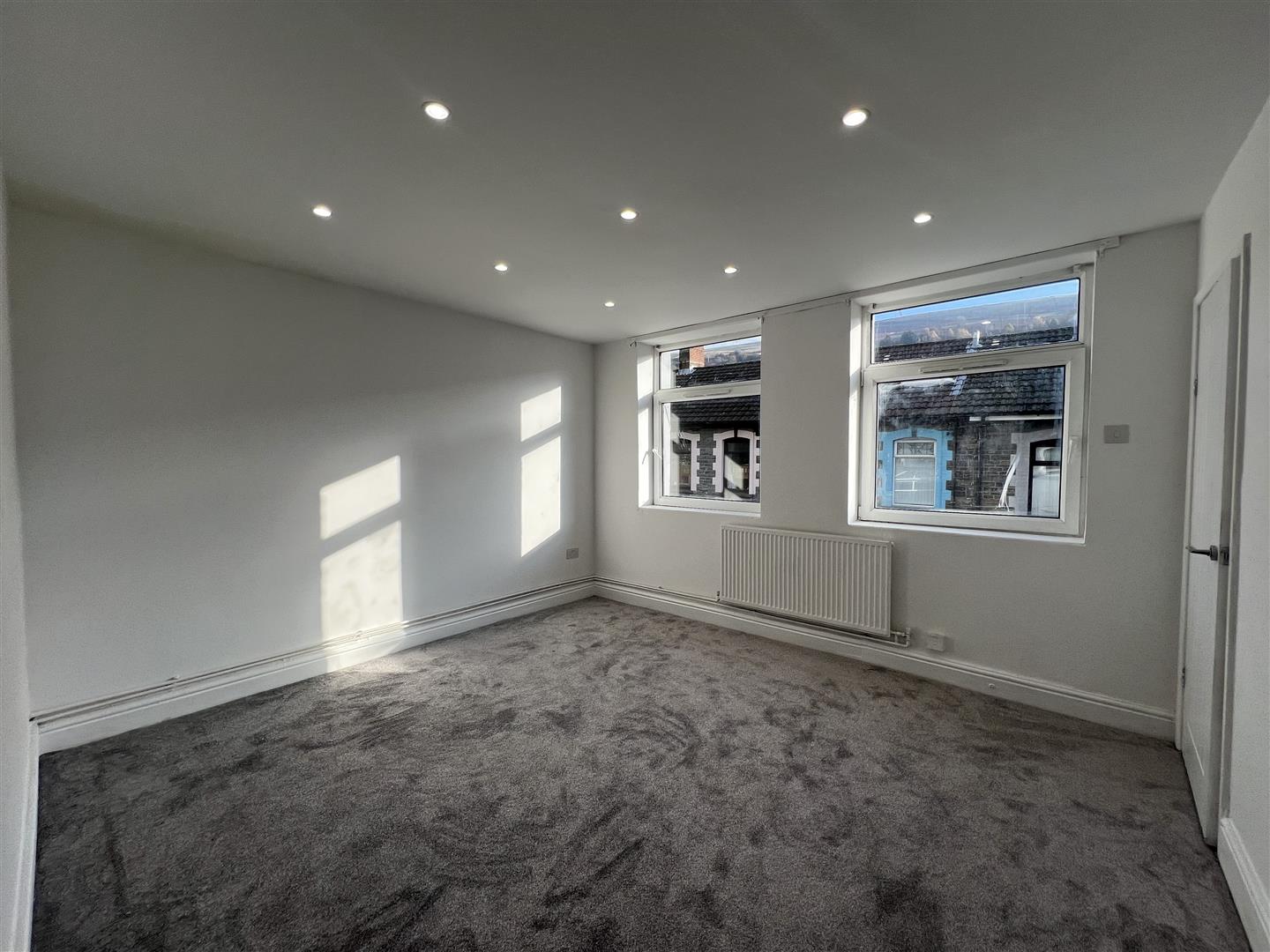 flat for rent ynyshir road