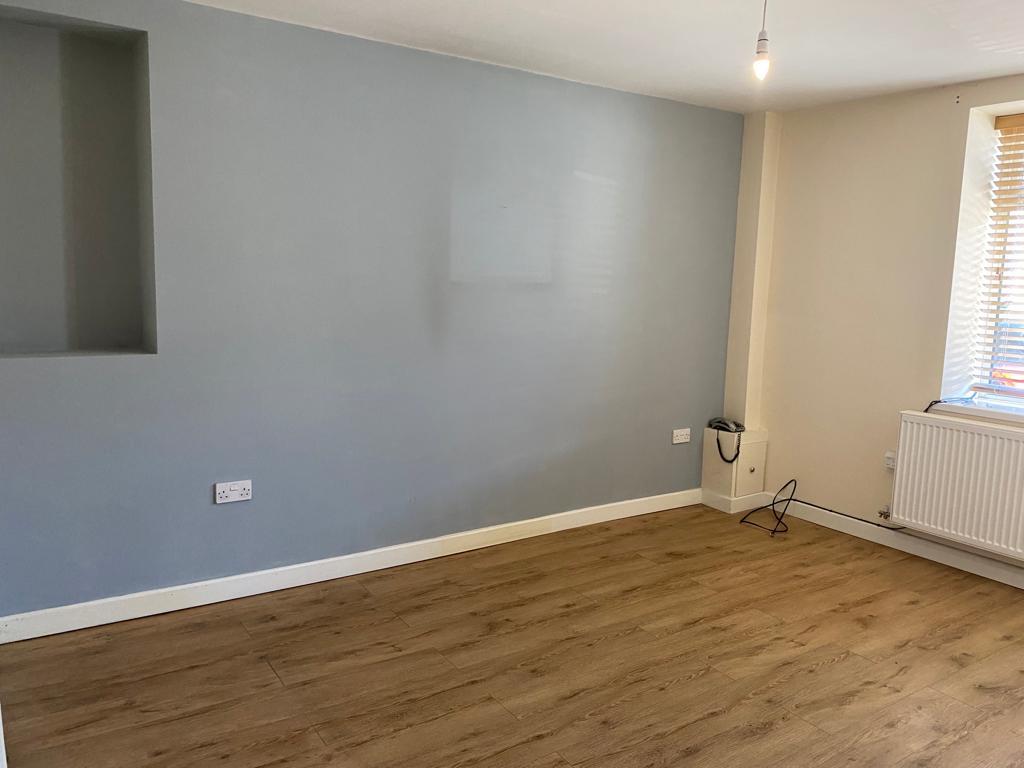 house - terraced for rent high street