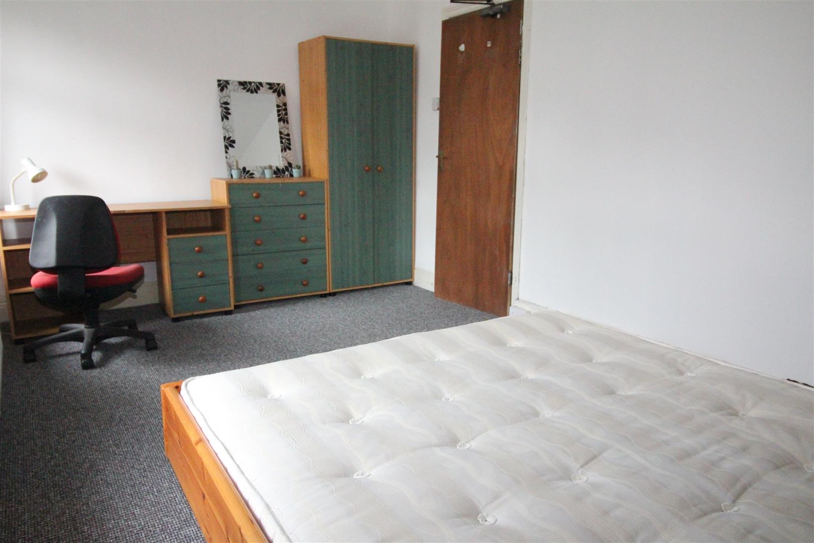 house - terraced for rent stow hill