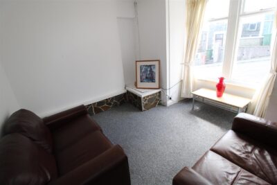 house - terraced for rent stow hill