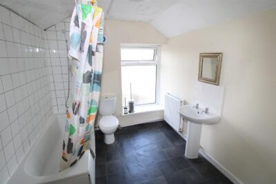 house - terraced for rent stow hill