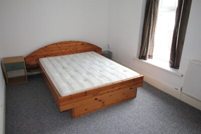 house - terraced for rent stow hill