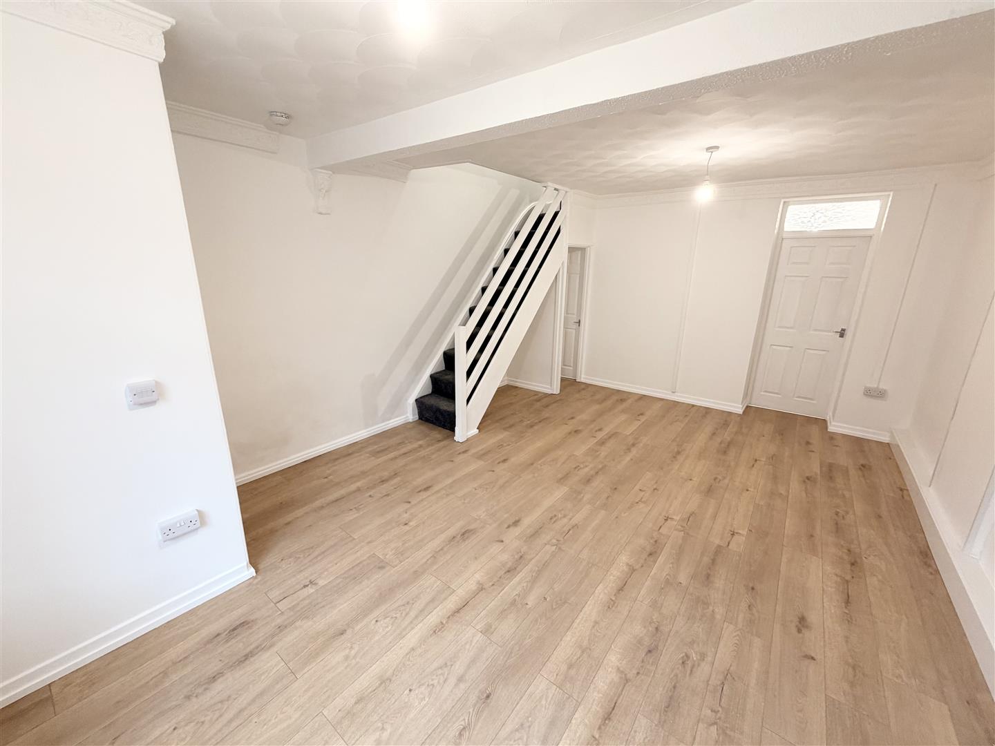 house - terraced for rent court street