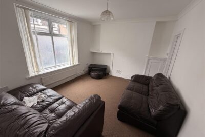 house - terraced for rent wood road