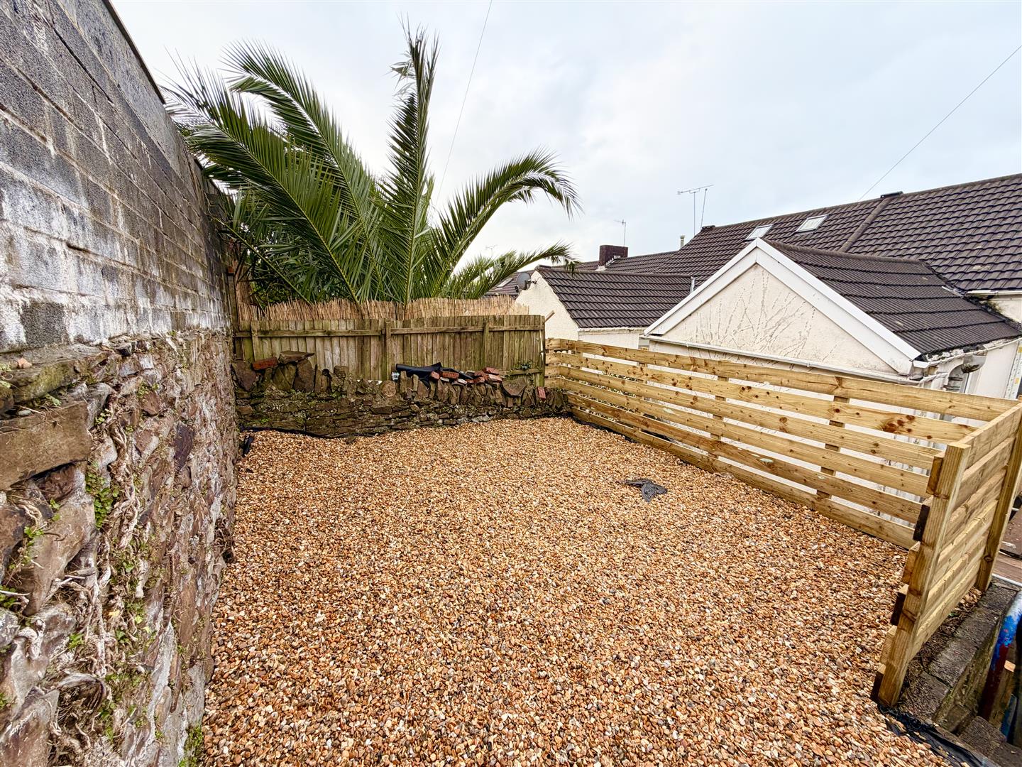 house - terraced for rent pentreguinea road