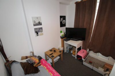 house - terraced for rent birchwood avenue