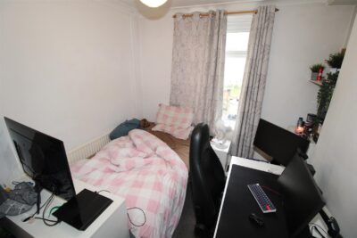 house - terraced for rent birchwood avenue