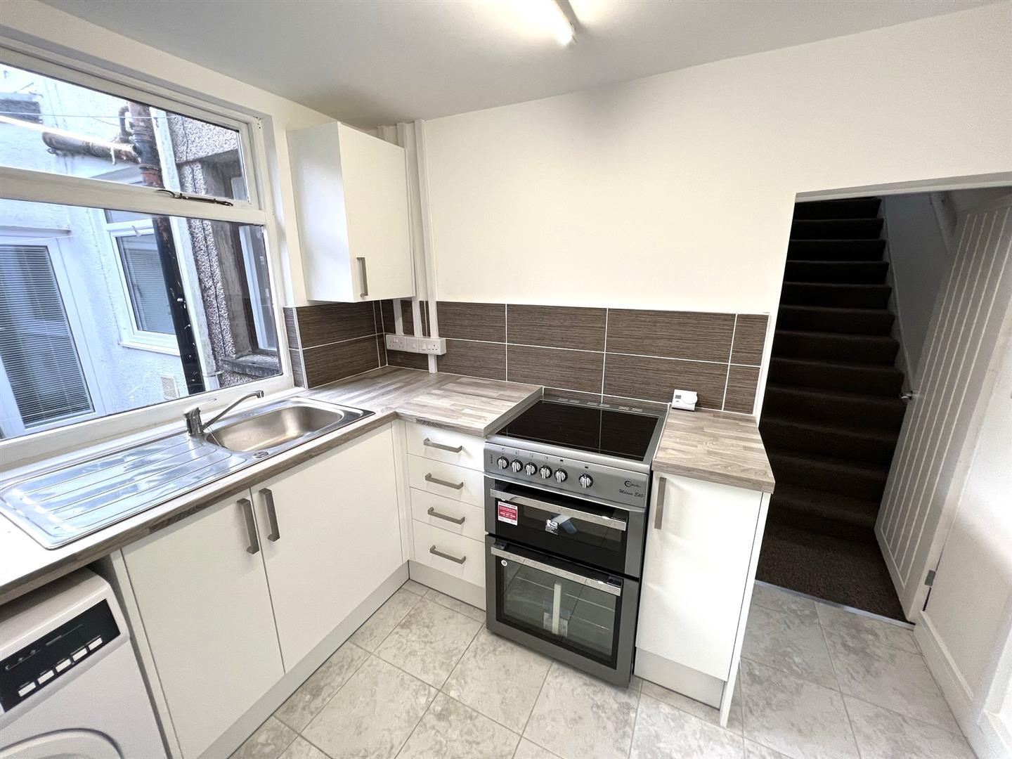 house - terraced for rent ashfield road