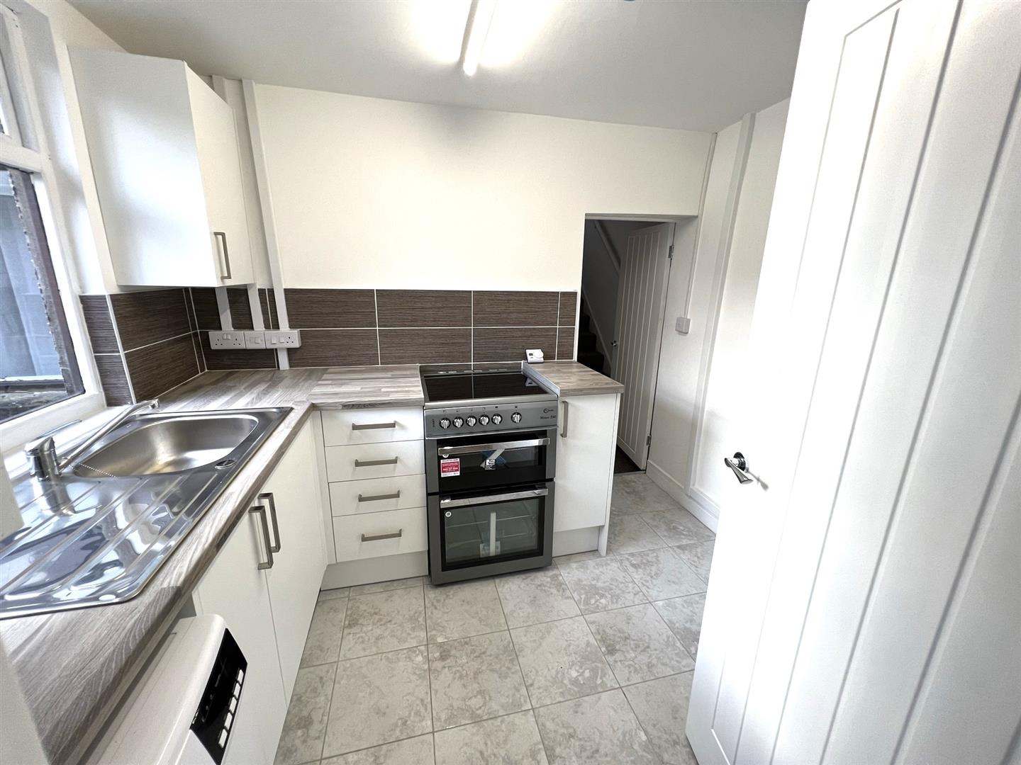 house - terraced for rent ashfield road