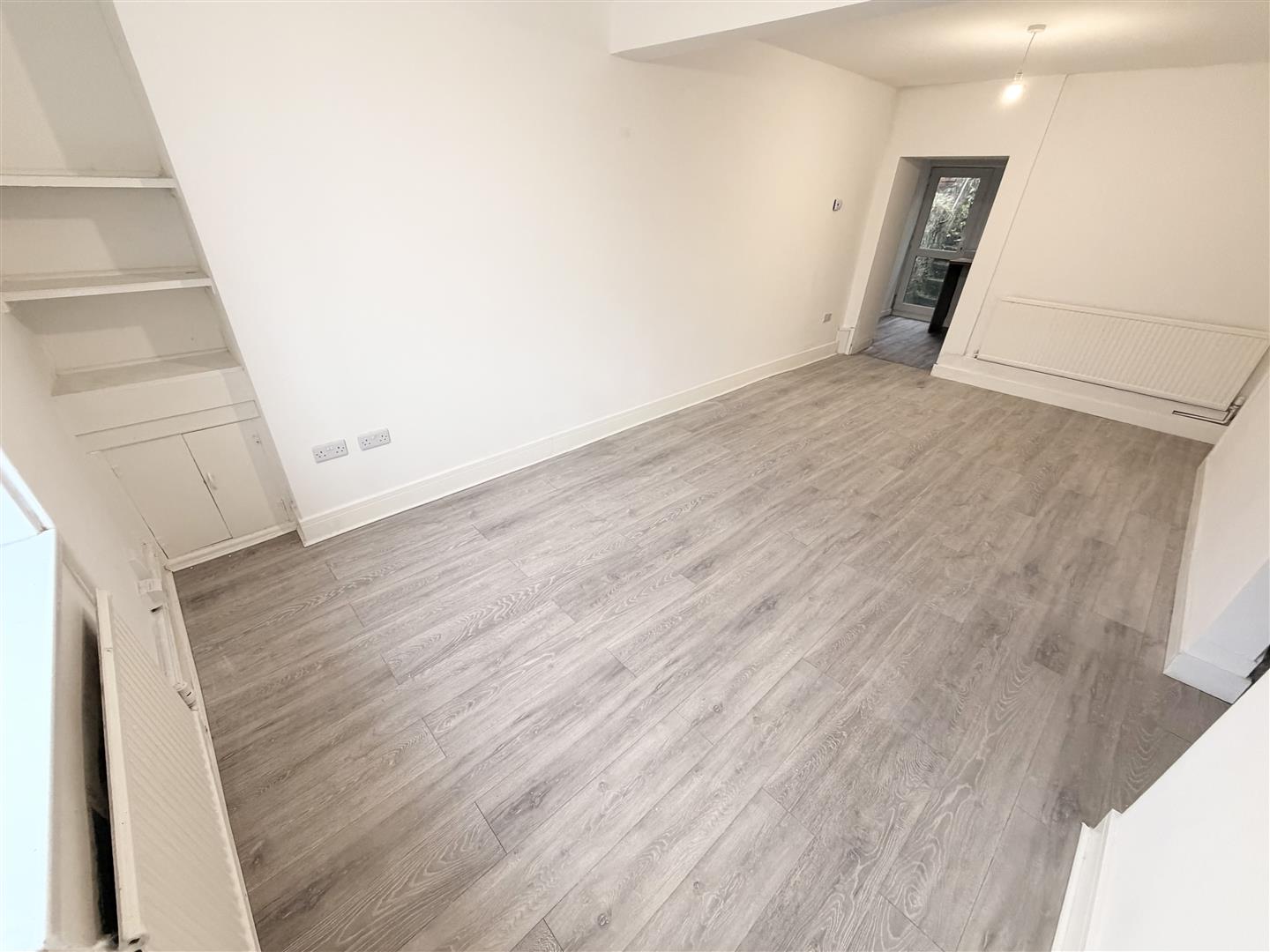 house - terraced for rent castle street