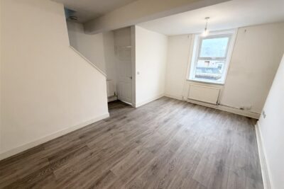 house - terraced for rent castle street