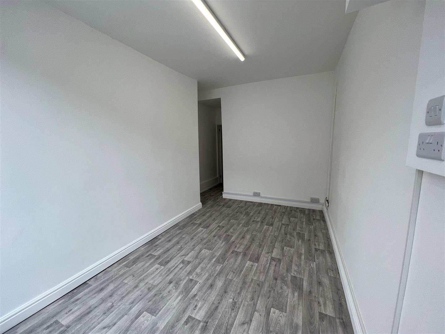 retail for rent llewellyn street