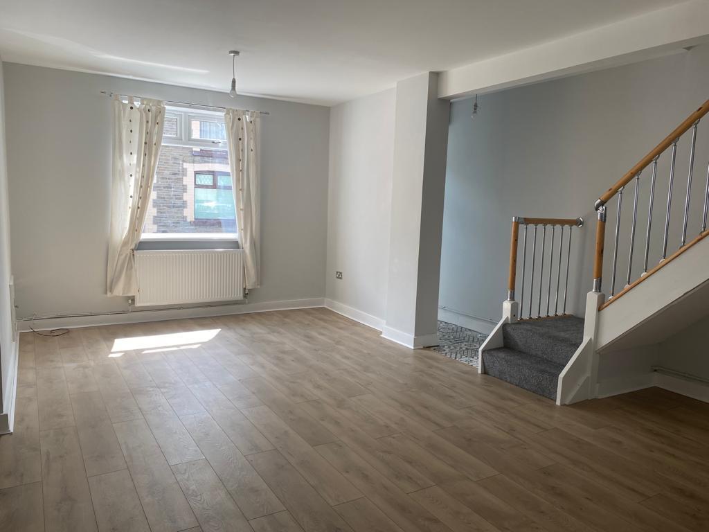 house - terraced for rent middle street