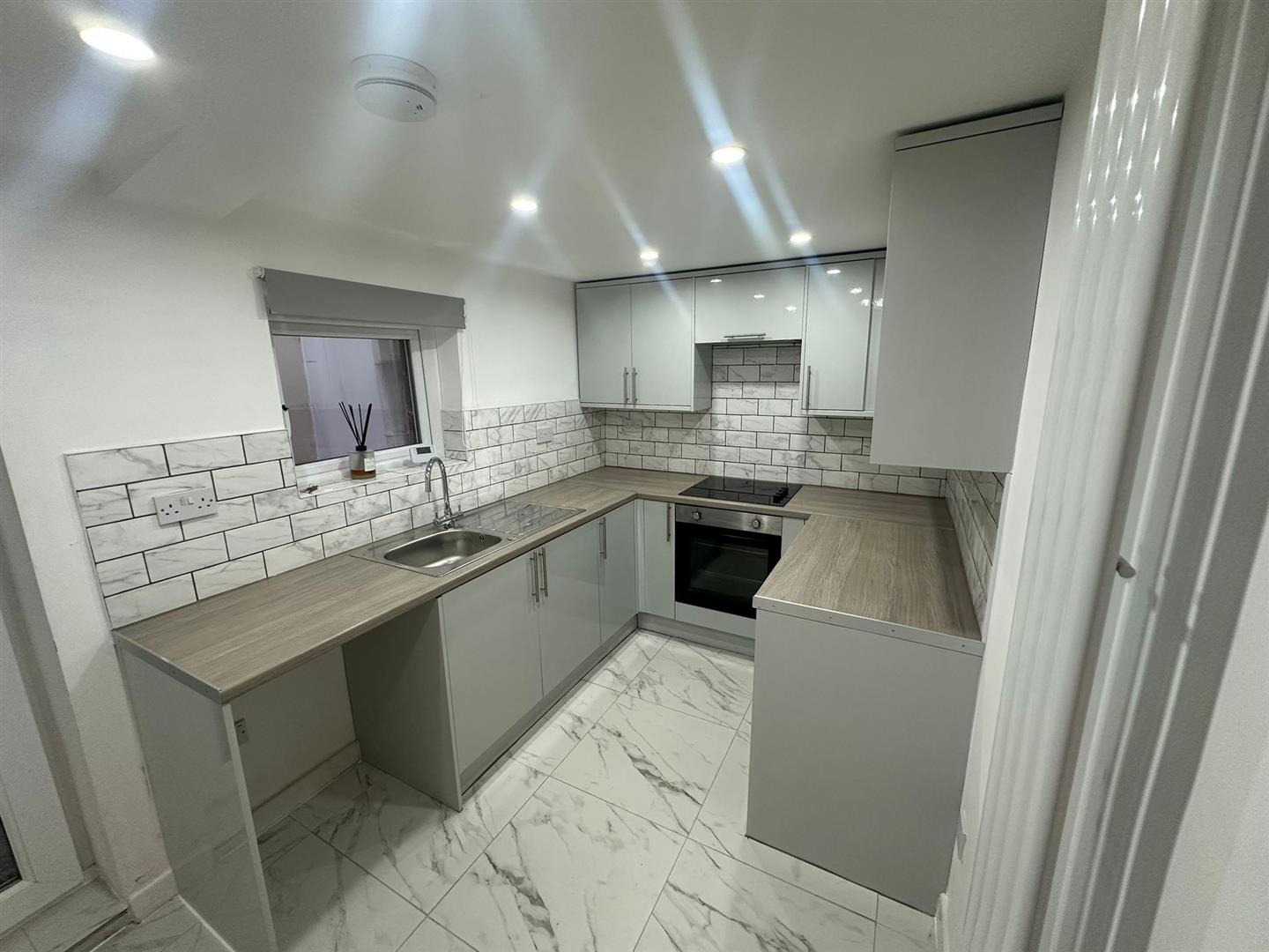 house - terraced for rent fox street