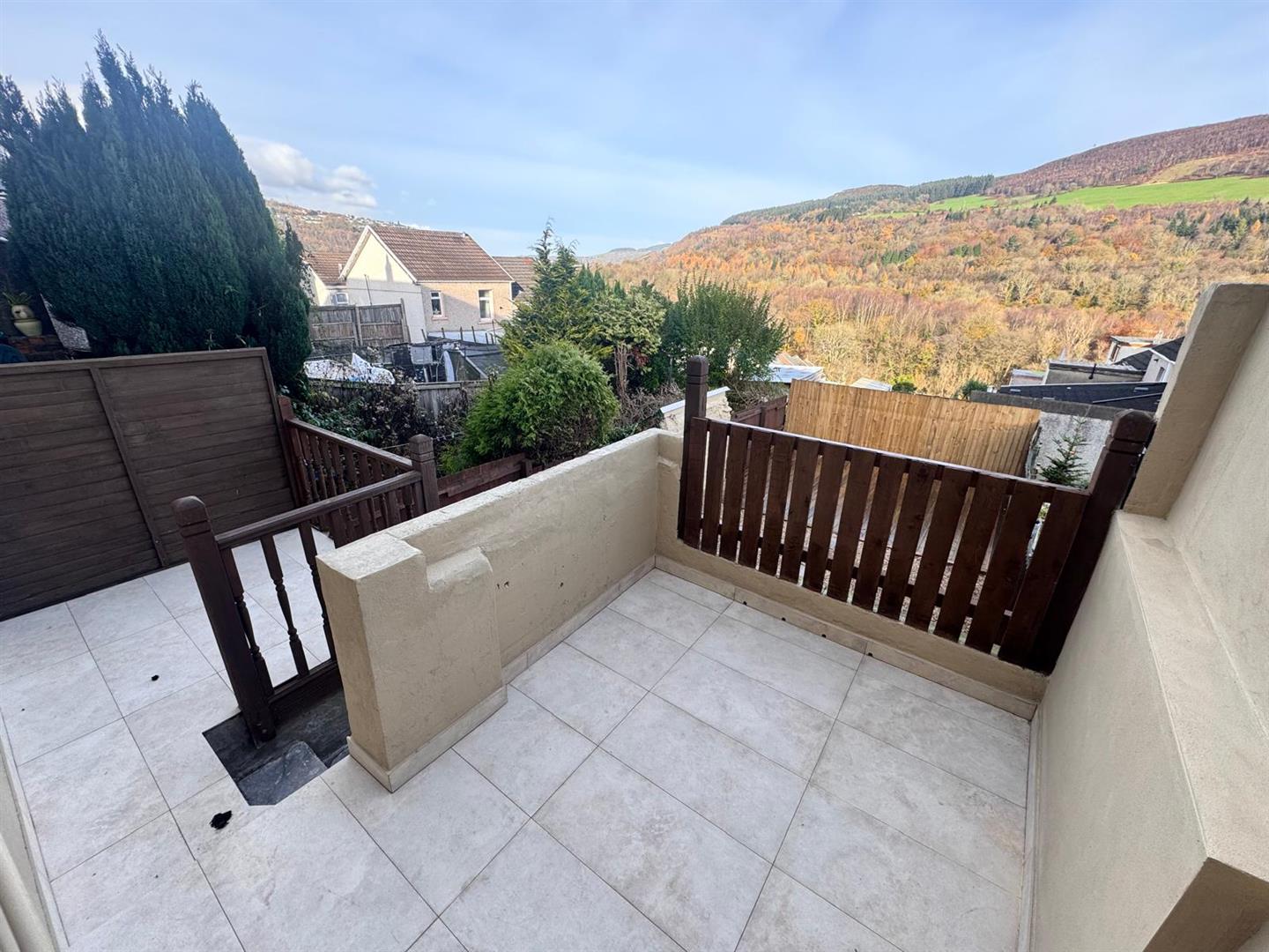 house - terraced for rent main road