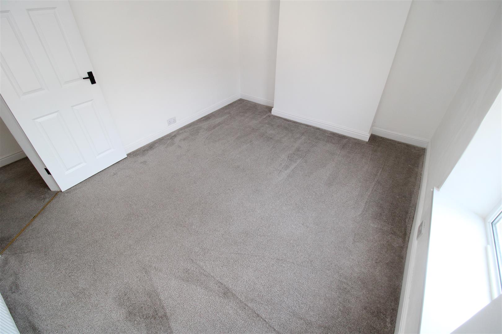 house - terraced for rent main road