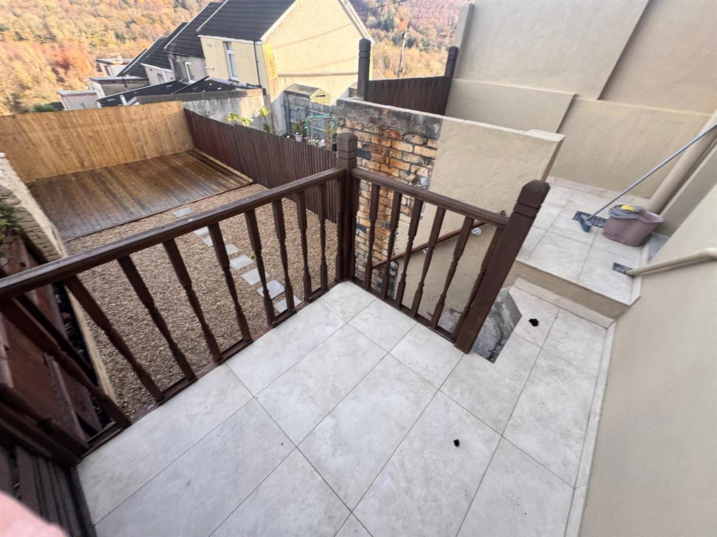 house - terraced for rent main road