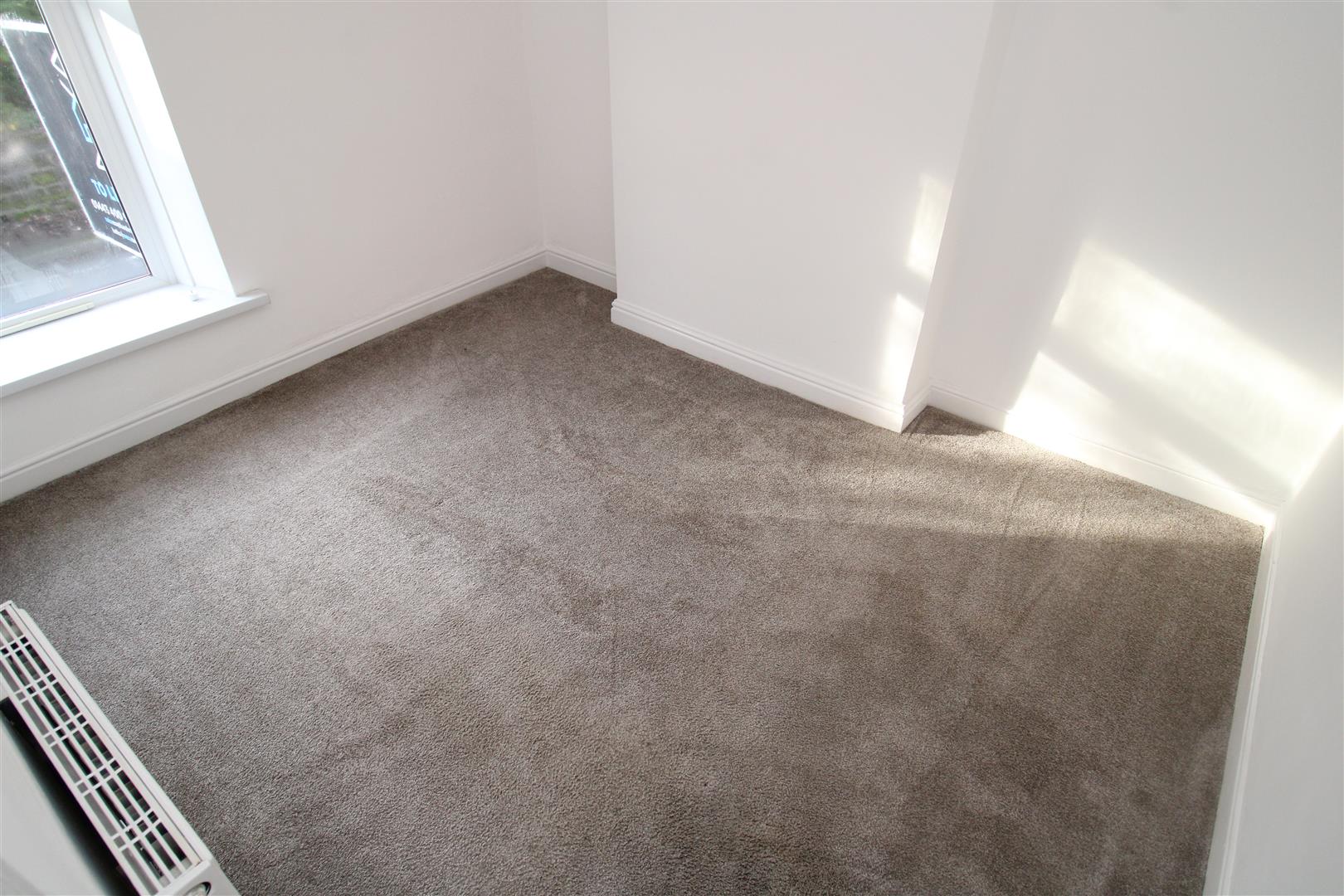 house - terraced for rent main road