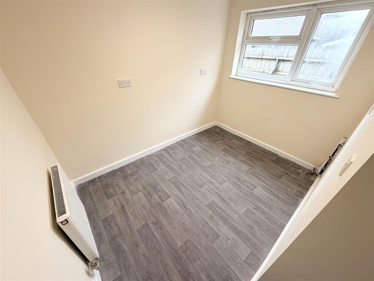 house - semi-detached for rent whittington street