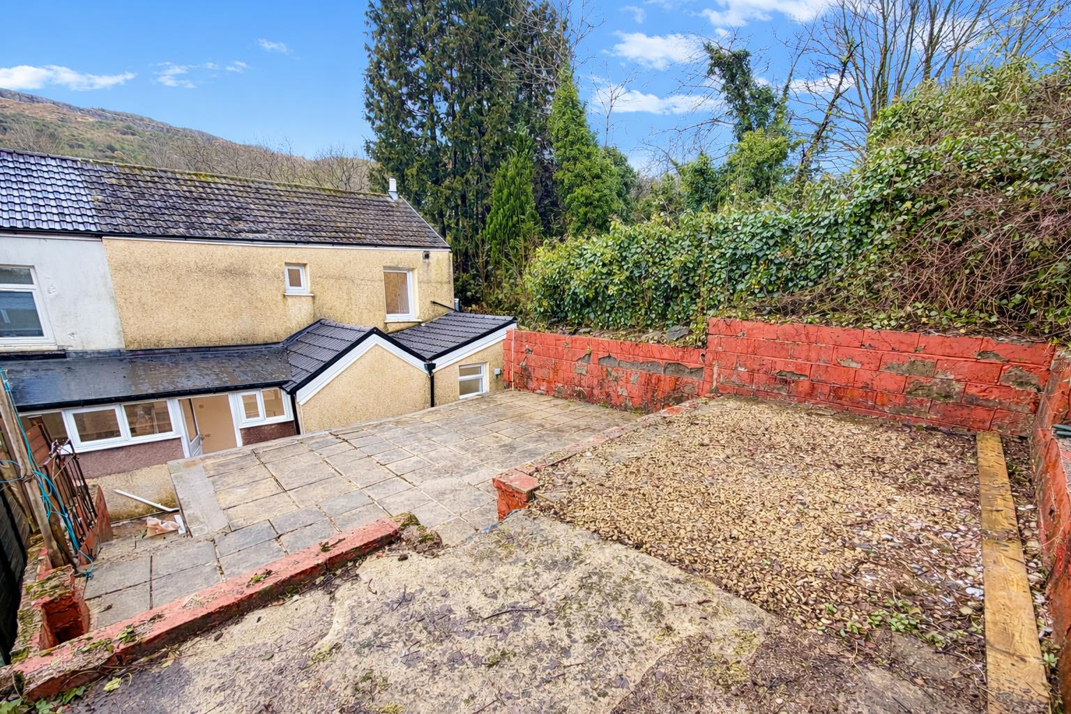 house - end terrace for rent shady road