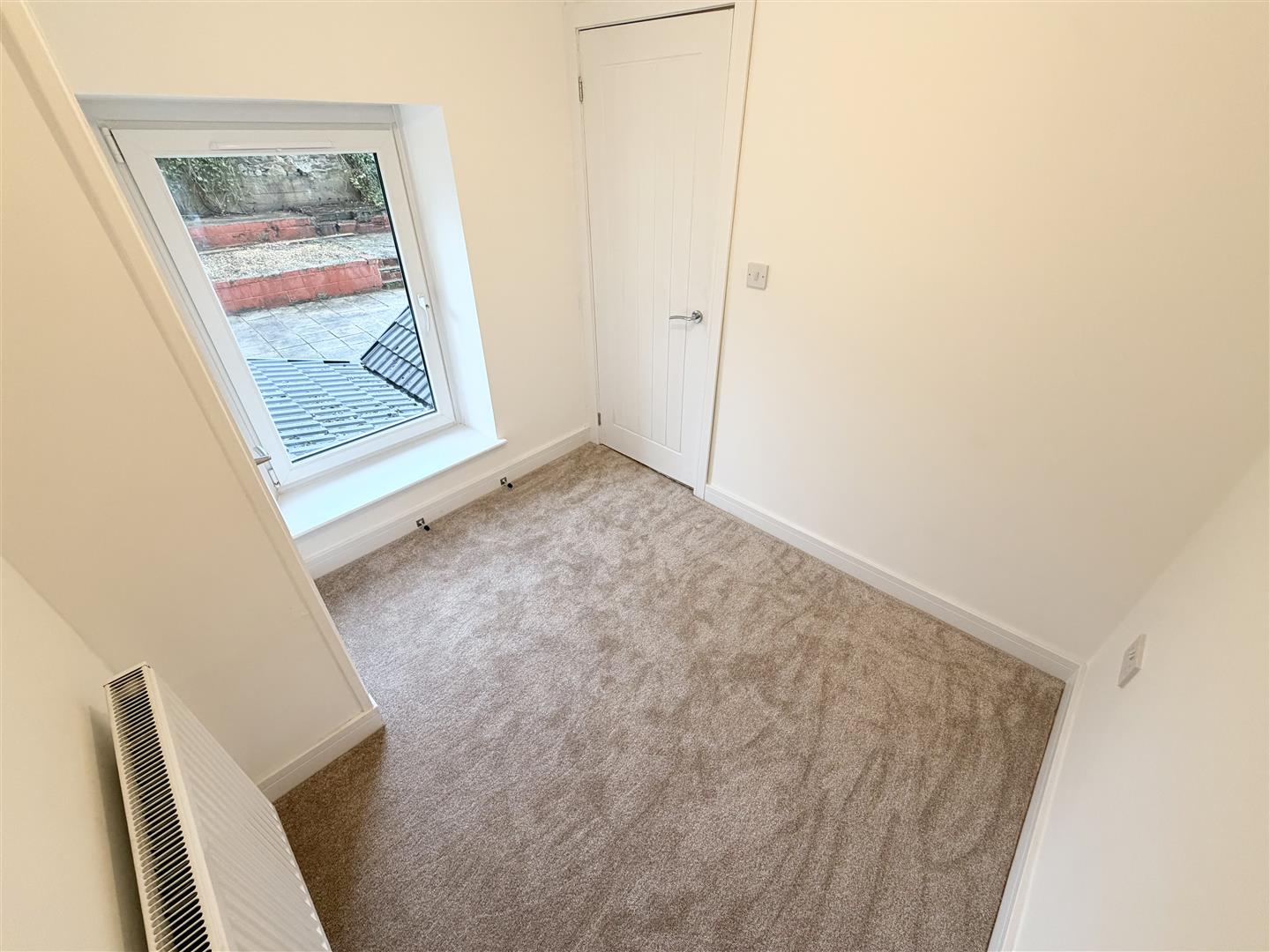 house - end terrace for rent shady road