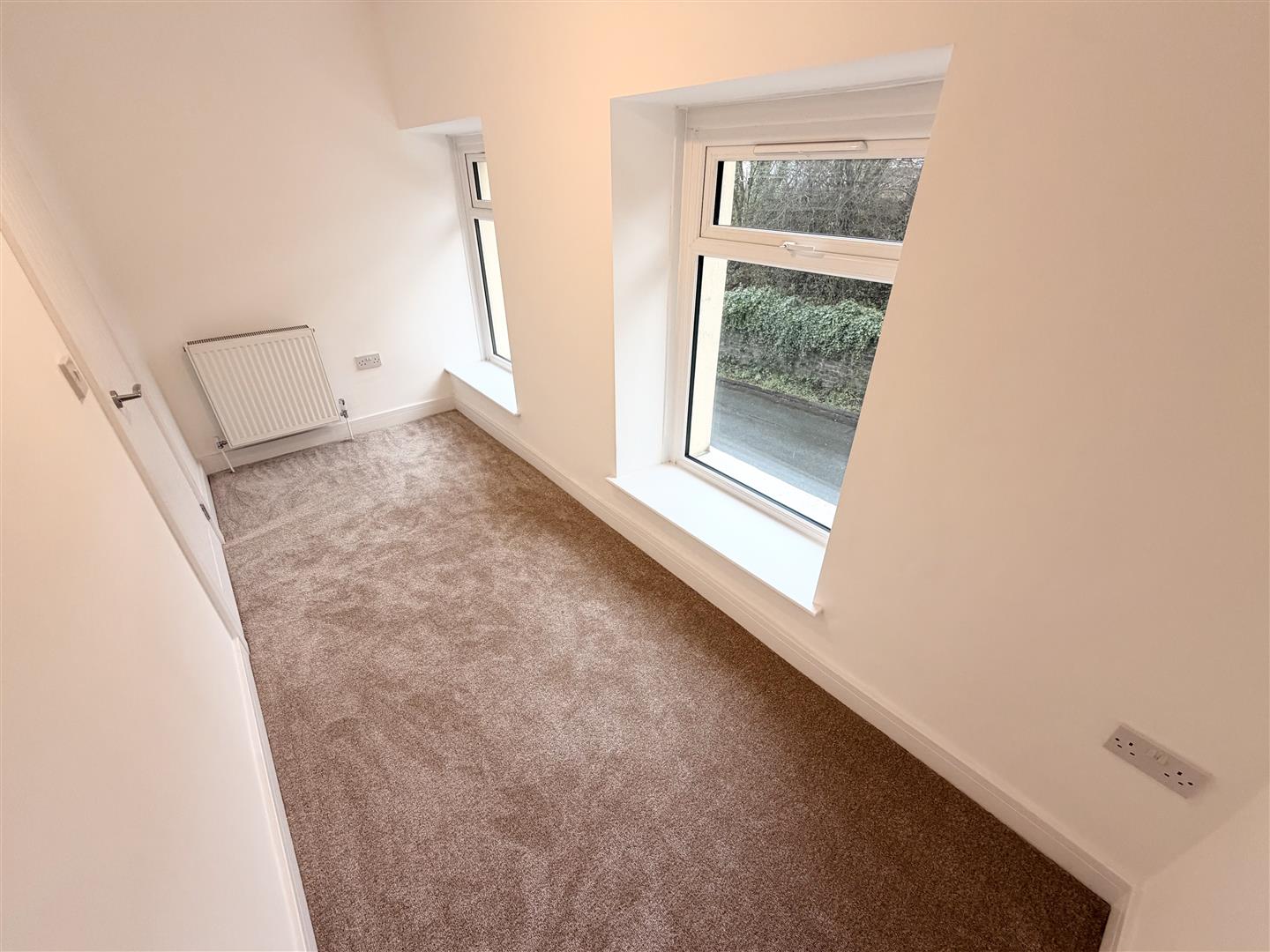 house - end terrace for rent shady road