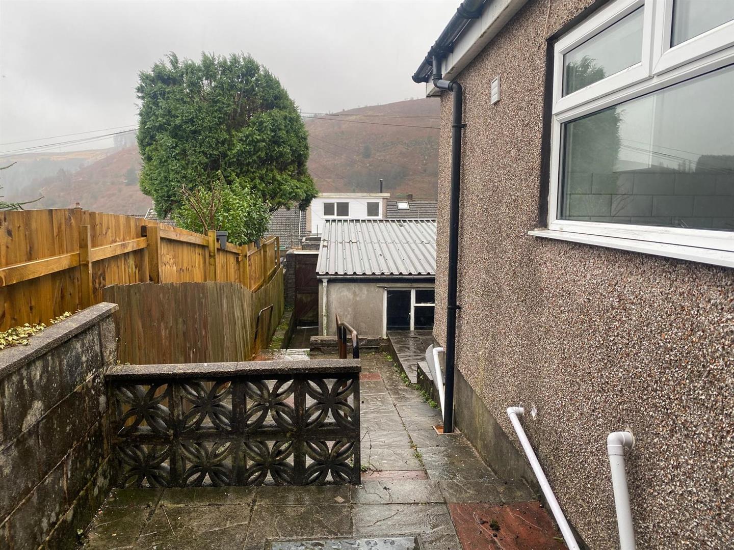 house for rent wern street