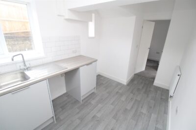 house - terraced for rent castleton avenue