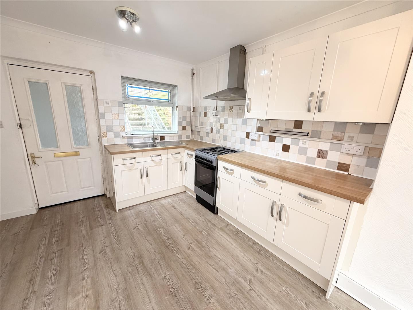 house - terraced for rent channel view