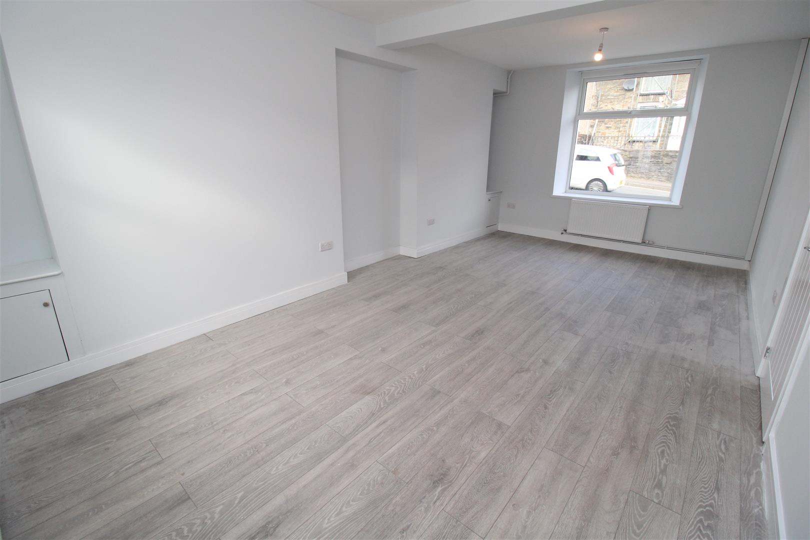 house - terraced for rent high street