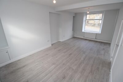 house - terraced for rent high street