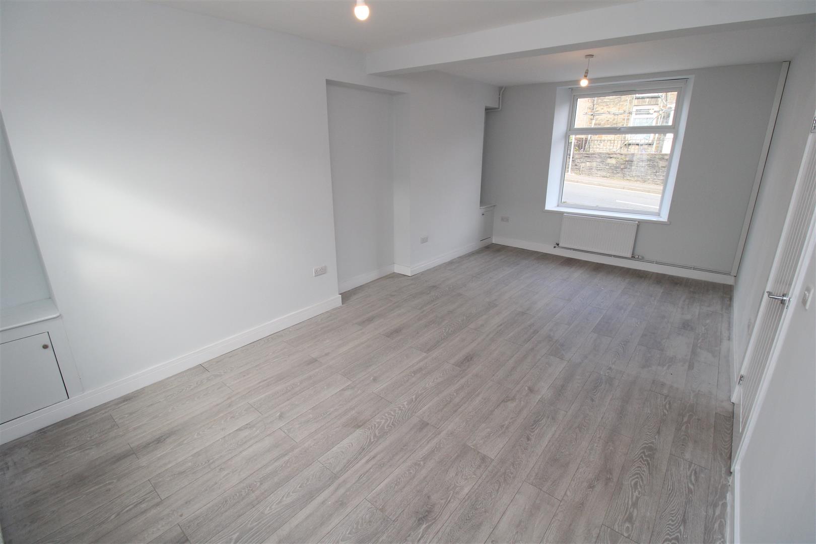 house - terraced for rent high street