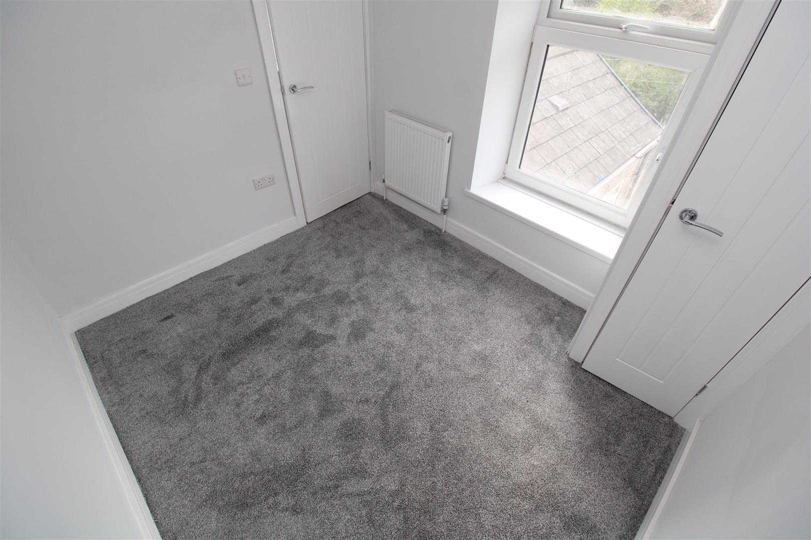 house - terraced for rent high street